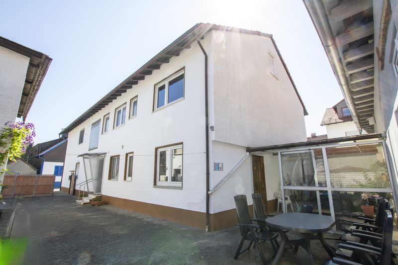 Tradition trifft Möglichkeiten: Vielseitiges Wohnhaus – provisionsfrei für Käufer